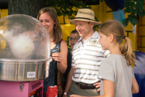 Die Zuckerwatte war sehr beliebt - die Stationsbetreuer waren danach meist selber fast in Watte gehüllt ;-) 